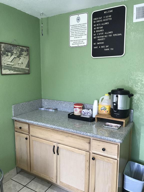 Economy Inn Модесто Екстериор снимка