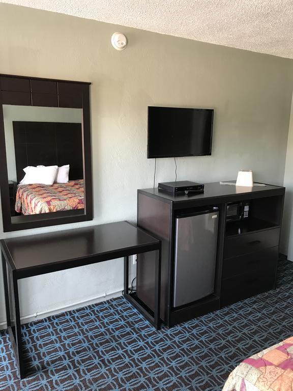 Economy Inn Модесто Екстериор снимка