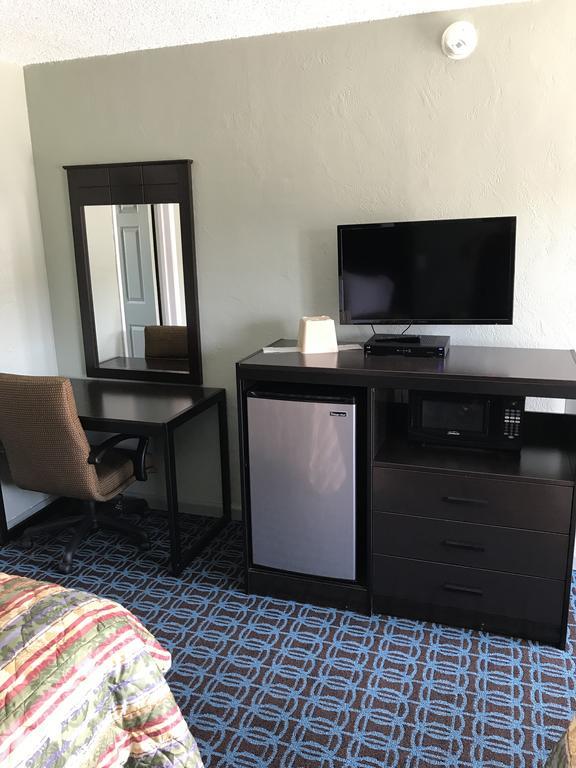 Economy Inn Модесто Екстериор снимка